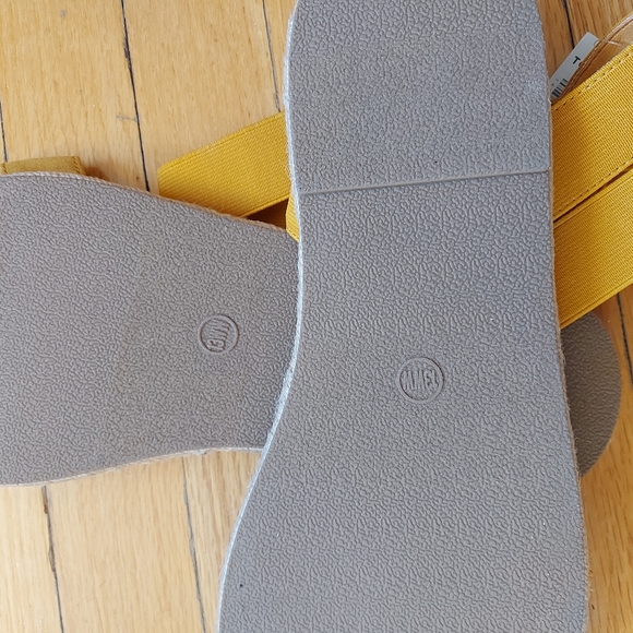 NWT yellow strapped sandals - Picture 3 of 5